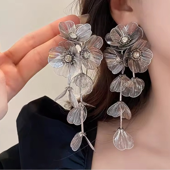 ZARA Kate Middleton Inspired Cascading Floral Earrings – Statement Elegance - Picture 1 of 6